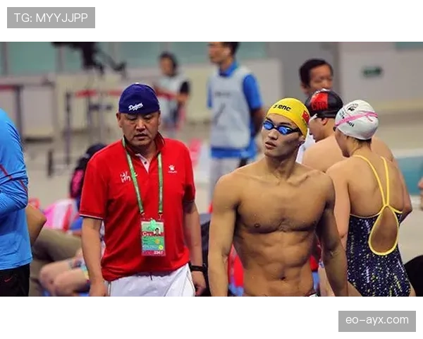 叶诗文训练完偷偷吃蛋糕被拍，这自律人设崩得也太真实了