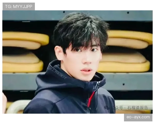 张博恒训练完直接啃鸡腿？这自律人设有点扛不住啊